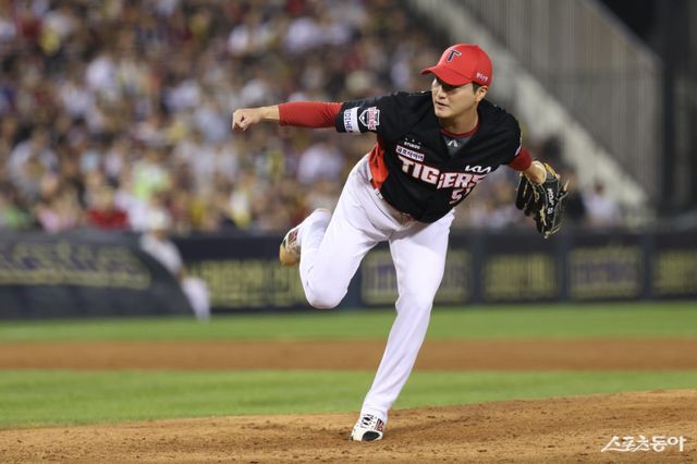 KIA 전상현이 17일 잠실구장에서 열린 두산과 원정경기 8회말 구원등판해 역투하고 있다. 사진제공｜KIA 타이거즈