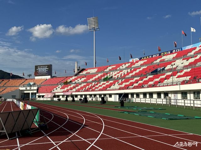 17일 김천종합운동장의 동쪽 응원석.&nbsp;북쪽 응원석과 달리 동쪽 가변석은 보이지 않았다. 김천｜백현기 기자 hkbaek@donga.com