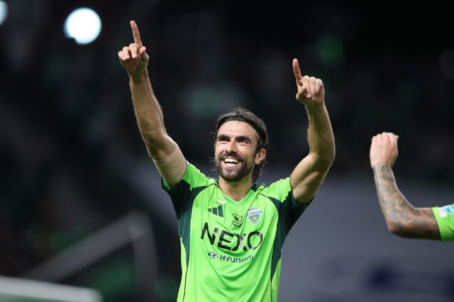 전북 콤파뇨가 16일 전주월드컵경기장에서 열린 대구와 K리그1 홈경기에서 멀티골을 성공시킨 뒤 환하게 웃으며 홈팬들과 기쁨을 나누고 있다. 그는 시즌 10, 11호골을 만들어 전진우가 주도하는 득점왕 경쟁에 본격적으로 뛰어들었다. 사진제공｜한국프로축구연맹