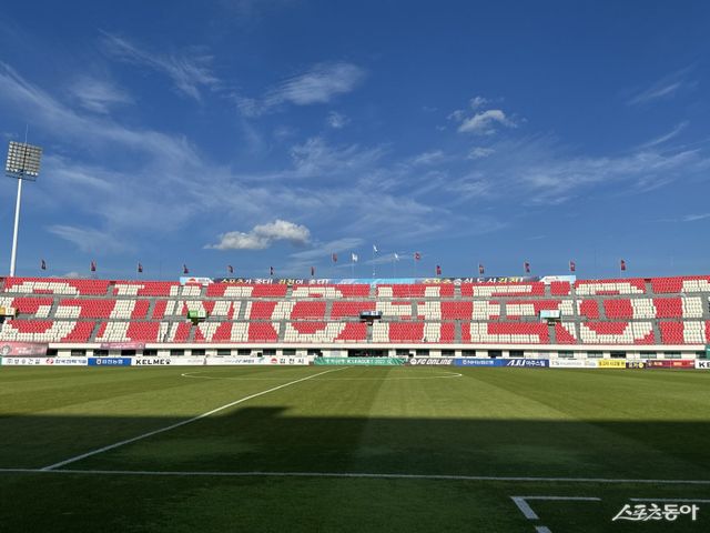 김천은 17일 김천종합운동장에서 열린 서울과 홈경기에서&nbsp;올해 첫 가변석을 선보인다. 북쪽 응원석에 좌석 364석, 스탠딩석 280석 등 총 644석 규모다. 하지만 지난 시즌까지 설치됐던&nbsp;동쪽 가변석은 보이지 않았다. 서쪽에서 바라본 동쪽 응원석. 가변석이 설치되지 않았다.&nbsp;김천｜백현기 기자 hkbaek@donga.com