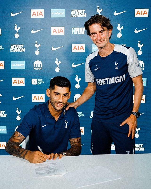 토트넘 크리스티안 로메로(왼쪽)가 구단과 4년 재계약을 체결했다. 토마스 프랑크 감독의 구상에서 중심축 자리를 이어갈 것으로 보인다. 사진출처｜토트넘 페이스북