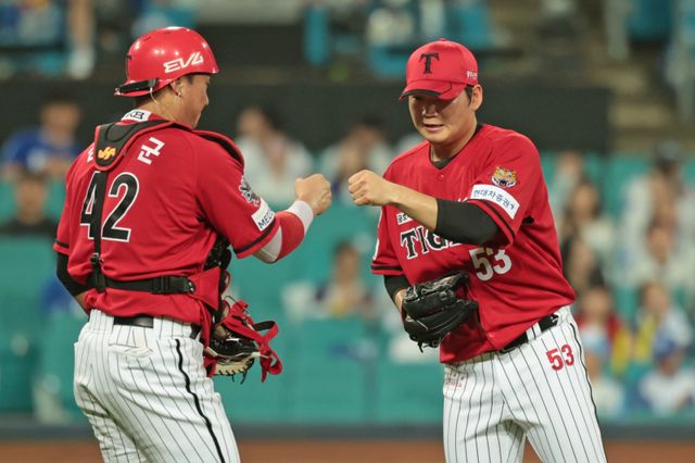 KIA 김기훈(오른쪽)은 8월 등판한 4경기에서 좋은 투구를 선보이며 안정감을 찾아가고 있다. 그는 왼손투수가 부족한 투수진에 큰 힘이 되주리라 많은 기대를 받고 있다. 사진제공｜KIA 타이거즈