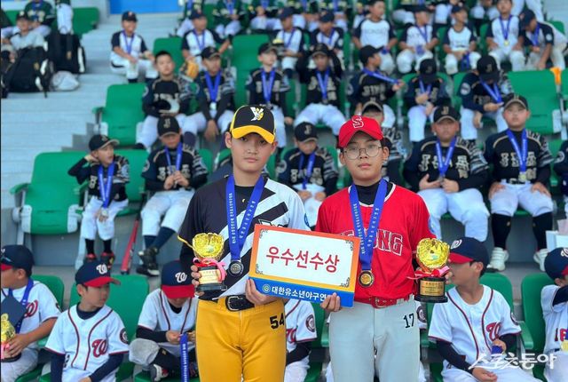 제9회 순창강천산배 전국유소년야구대회 U-13 청룡 우수선수상을 받은 남양주야놀유소년야구단 정나엘(왼쪽)과 세종시유소년야구단 이은규. 사진제공｜대한유소년야구연맹
