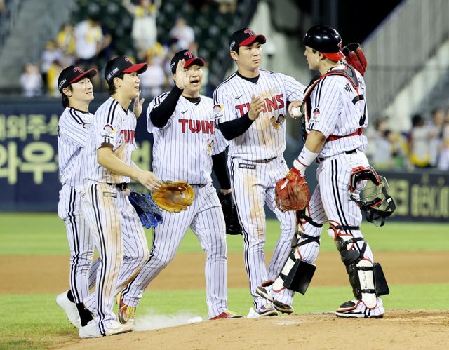 후반기 25경기에서 20승5패의 성적을 거둔 LG의 기세가 꺾일 줄 모른다. LG는 후반기 팀 평균자책점과 타율 부문에서 모두 1위를 기록했다. 투타 조화를 앞세워 정규시즌 우승의 이정표인 70승 선점에 도전한다. 홈경기를 승리로 마친 뒤 하이파이브를 하고 있는 LG 선수들. 잠실 | 뉴시스