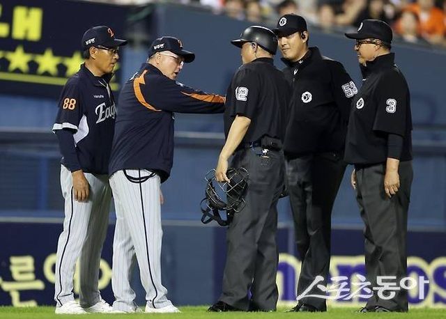 8월 19일부터 KBO리그에 체크스윙 비디오판독이 도입된다. 선수단과 심판의 불필요한 대립도 크게 감소할 전망이다. KBO는 시행 하루 전인 18일 체크스윙 비디오판독 세칙을 발표했다. 뉴시스