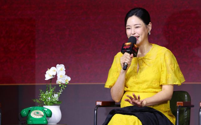 [서울=뉴시스] 김혜진 기자 = 배우 이하늬가 18일 오전 서울 마포구 호텔 나루에서 열린 넷플릭스 시리즈 ‘애마’ 제작발표회에서 인사말을 하고 있다. 2025.08.18. jini@newsis.com