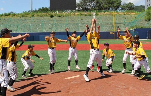 U-12 부문에서 우승을 차지한&nbsp;용인바른리틀&nbsp;야구단 선수들이 트로피를 들고 환호하고 있다.