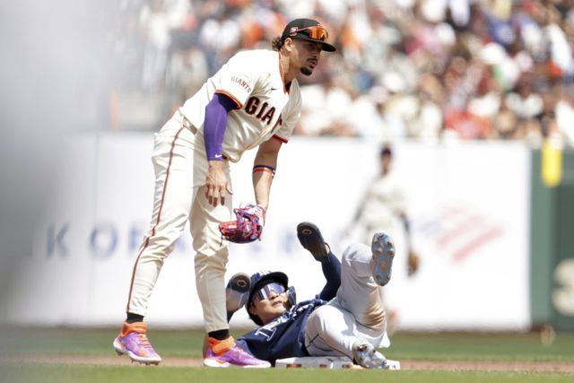 탬파베이 김하성(오른쪽)이 18일(한국시간) 오라클파크에서 열린 샌프란시스코전 5회초 상대의 수비 실책이 나온 틈을 노려 2루에 안착했다. 샌프란시스코(미 캘리포니아주)｜AP뉴시스