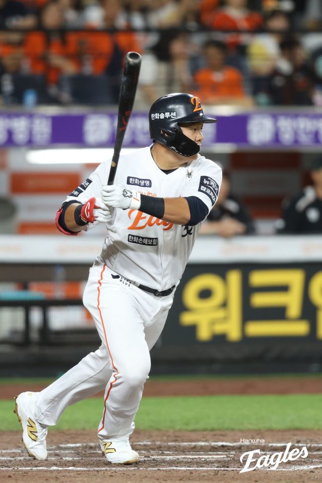 한화 장규현이 지난 6월 5일 대전 KT전에서 안타를 때린 뒤 타구를 바라보고 있다. 장규현은 올해 1군에서는 1경기 출전에 그쳤지만, 퓨처스리그(2군)에선 71경기에 나서 타율 0.386, 장타율 0.538, 출루율 0.488 등의 성적을 올렸다. 타격 3개 부문에서 북부리그 1위를 달리고 있다. 사진제공｜한화 이글스