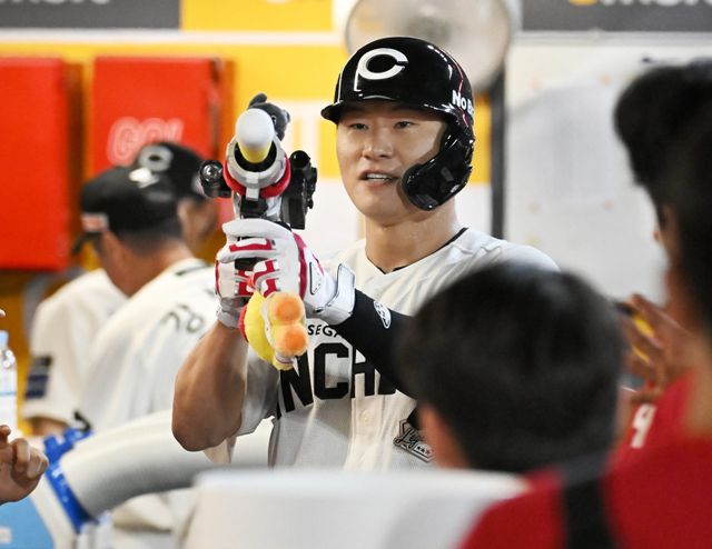 SSG 류효승이 17일 인천 SSG랜더스필드에서 열린 LG전 7회말에 추격 솔로포를 터트린 뒤 덕아웃에 들어와 팀원들과 함께 세리머니를 하고 있다. 류효승은 16일에 이어 17일에도 인상적인 타격을 선보이며 SSG 타선의 새 활력을 불어넣었다. 사진제공｜SSG 랜더스