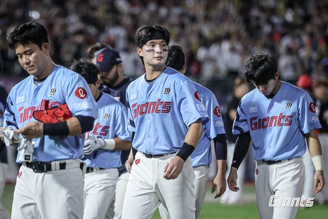 피타고리안 승률로 계산한 롯데의 포스트시즌 진출 확률이 94.9%에서 열흘 만에 74.5%로 떨어졌다. 롯데 선수들이 5일 사직 KIA전에서 진 뒤 덕아웃으로 돌아가고 있다. 사진제공｜롯데 자이언츠