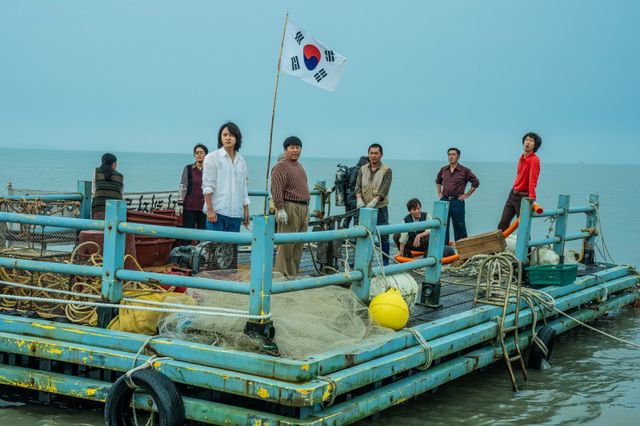 디즈니+ 오리지널 시리즈 ‘파인: 촌뜨기들’이 1970년대 어촌의&nbsp;미장센, 전국 사투리 디테일, 원작 웹툰과의 차별화 포인트 등 N차 시청을 유발하는 TMI 3가지를 공개했다.&nbsp;사진제공 | 월트 디즈니 컴퍼니 코리아