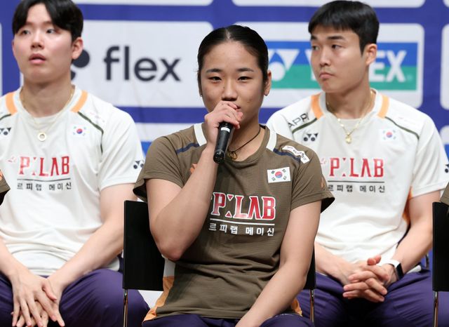 안세영이 18일 충북 진천국가대표선수촌에서 열린 한국배드민턴대표팀 미디어데이에서 세계선수권 대회 출전 소감을 말하고 있다. 최근 공격 중심 전술로 플레이스타일에 변화를 준 그는 세계선수권 2연패를 달성해 세계최강 자리를 지키겠다는 의지다. 진천│뉴시스