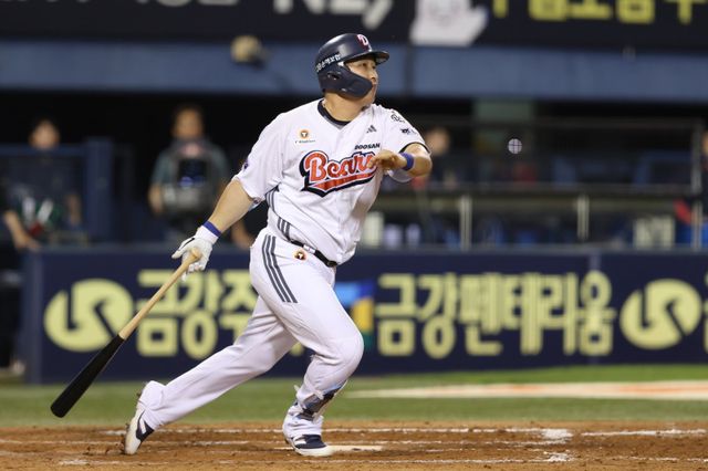 두산 김인태는 올 시즌 대타로서 팀이 필요할 때마다 제 몫을 해내고 있다. 그는 ‘스포츠투아이’가 대타 성적을 공식 집계하기 시작한 2007년 이후 두산에서 가장 많은 46개의 대타 안타를 쳐낸 타자다. 16일 잠실 KIA전에서 9회말 대타로 나서 끝내기 2타점 2루타를 쳐낸 뒤 타구를 응시하는 김인태. 사진제공｜두산 베어스