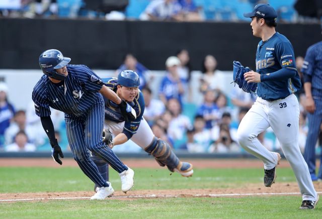 ‘2025 신한 SOL 뱅크 KBO리그’ 중위권 경쟁이 치열한 가운데, 4위 SSG-공동&nbsp;5위 KT, 공동 5위 NC-7위 삼성의 중위권 맞대결 결과에 따라 순위가 또 한 번 요동칠 수 있다. 삼성-NC 경기장면. 뉴시스