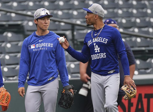 다저스 김혜성(왼쪽)은 20일(한국시간)부터 마이너리그 트리플A 재활경기에 출전할 전망이다. 그는 왼쪽 어깨 부상 이후 약 22일 만에 실전에 나설 전망이다.｜AP뉴시스
