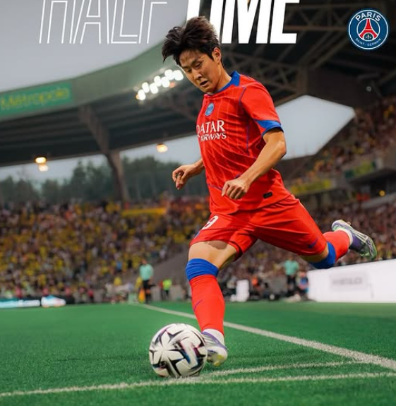 축구국가대표팀 미드필더 이강인(사진)은 18일(한국시간) 스타드 드 라 보주아르에서 열린 PSG-낭트의 2025~2026시즌 프랑스 리그앙 1라운드 경기에&nbsp;선발출전해 후반 16분까지 그라운드를 누볐다. 팀은 1-0으로 이겼고 자신도 좋은 활약을 펼쳐 홍현석, 권혁규와 한국인 선수간 맞대결에서 판정승을 거뒀다. 사진출처│PSG 인스타그램