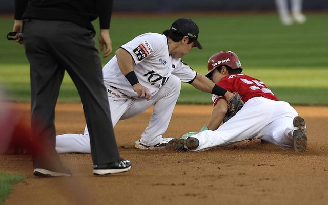 ‘2025 신한 SOL 뱅크 KBO리그’ 중위권 경쟁이 치열한 가운데, 4위 SSG-공동 5위 KT, 공동 5위 NC-7위 삼성의 중위권 맞대결 결과에 따라 순위가 또 한 번 요동칠 수 있다. KT-SSG 경기장면. 뉴시스