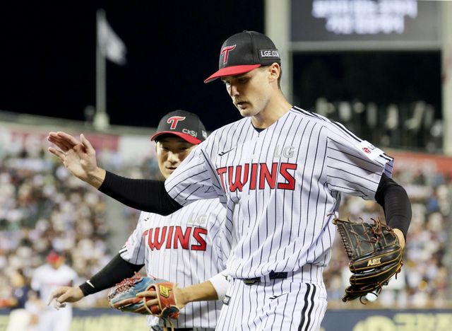 LG 외국인 투수 앤더스 톨허스트(오른쪽)는 19일 잠실 롯데와 홈경기에서 선발등판해 6이닝 무실점을 기록했다. 그는 대권에 도전하는 팀에 날개가 되어줄 것으로 많은 기대를 받고 있다. 잠실｜뉴시스