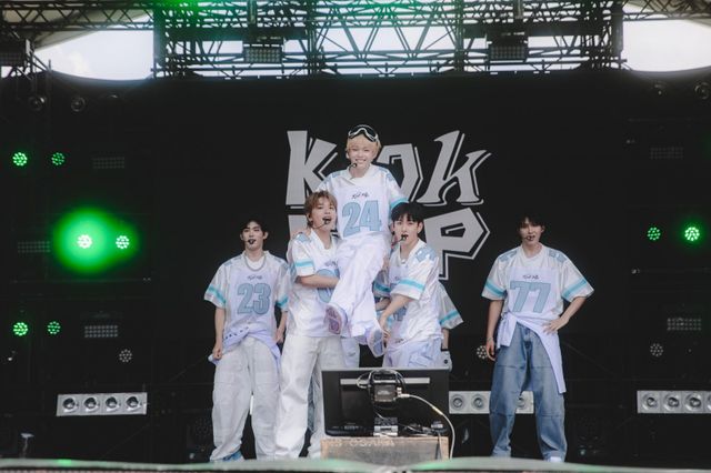 킥플립이 ‘서머소닉 2025’ 무대에서 폭발적 에너지와 완성도 높은 퍼포먼스로 ‘차세대 무대 장인’의 가능성을 입증했다. 글로벌 대형 음악 페스티벌을 잇달아 누비며 K팝 슈퍼 루키로서 존재감을 각인시키고 있다. 사진제공|JYP엔터테인먼트