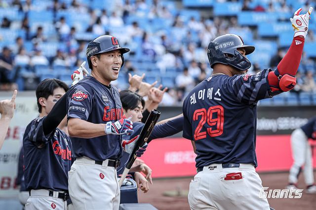 롯데는 8월 침체한 흐름을 쉽게 벗어나지 못하고 있다. 팀은 중위권 경쟁은 물론, PS 진출 여부를 걱정해야 할 시점까지 내려왔다. 사진제공｜롯데 자이언츠