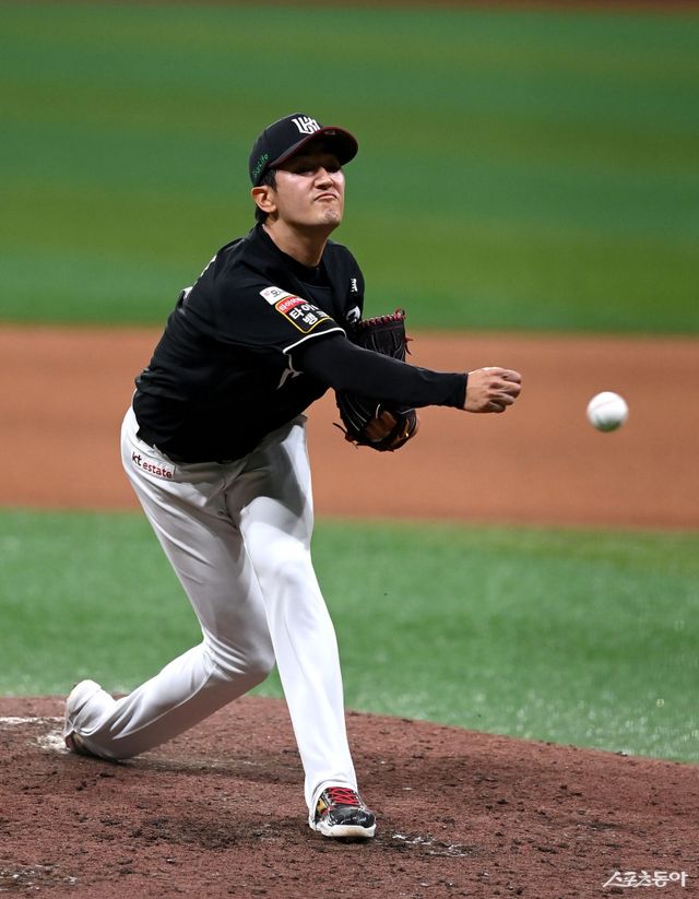 ‘2025&nbsp;신한 SOL 뱅크 KBO리그’에서 규정이닝을 채운 선발투수 중 후반기 ERA 1점대인 국내 투수는 KIA 양현종, LG 손주영, KT 고영표 등 3명이다. 순위 싸움에 한창인 세 팀의 상황을 고려하면, 선발진의&nbsp;중심을 잡아주는&nbsp;이들의 호투가 반가울 수밖에 없다. 역투하는 고영표. 스포츠동아 DB