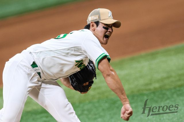 키움 조영건은 팔꿈치 수술 소견을 받고 전열을 이탈한 주승우의 대체자로 뒷문을 지키고 있다. 지난 시즌까지 통산 ERA가 6.22에 불과했지만, 긍정적 마인드와 적극성이 마무리투수와 어울린다는 평가다. 17일 고척 KT전에서 역투하는 조영건. 사진제공｜키움 히어로즈