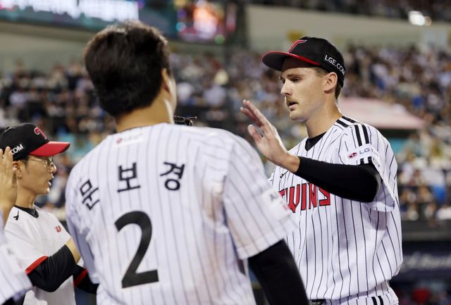 LG 외국인 투수 앤더스&nbsp;톨허스트(오른쪽)는 19일 잠실 롯데와 홈경기에서 선발등판해 6이닝 무실점을 기록했다. 그는 대권에 도전하는 팀에 날개가 되어줄 것으로 많은 기대를 받고 있다. 잠실｜뉴시스