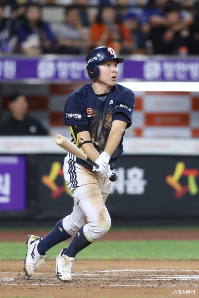 두산 정수빈이 19일 대전 한화전에서 4타수 2안타 3타점의 활약으로 팀의 6-5 승리를 이끌었다. 또 역대 2번째로 3루타 90개를 쳐낸 선수가 됐다. 8회초 3루타를 쳐낸 뒤 타구를 응시하는 정수빈. 사진제공｜두산 베어스