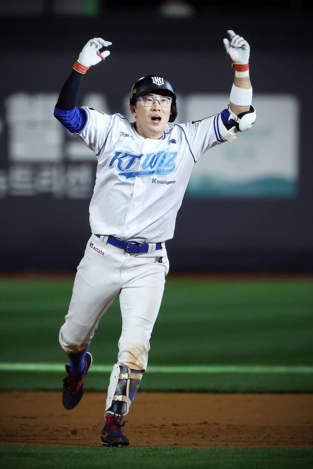 KT 허경민이 19일 수원KT위즈파크에서 열린 SSG전 9회말에 1타점 끝내기 적시 2루타를 때린 뒤 그라운드에서 두 팔을 높이 들어 포효하고 있는 모습. 허경민은 올해 SSG를 상대로 타율 0.476을 기록하며 유독 강한 모습을 보이고 있다. 사진제공｜KT 위즈