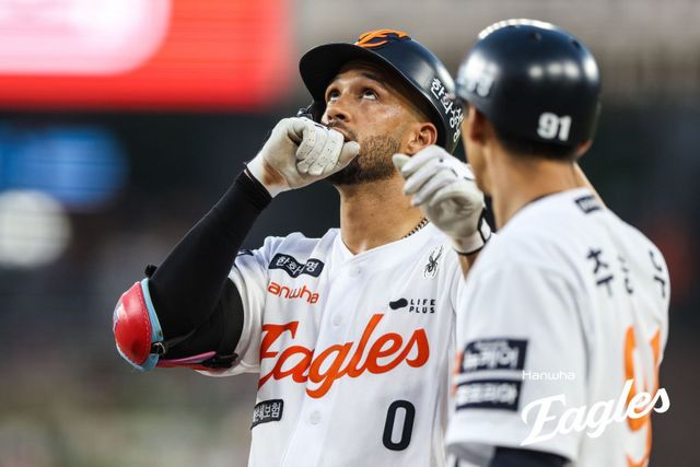 한화 이글스 루이스 리베라토(왼쪽)가 19일 대전 두산전에서 8호 홈런을 쳐냈다. 사진제공｜한화 이글스