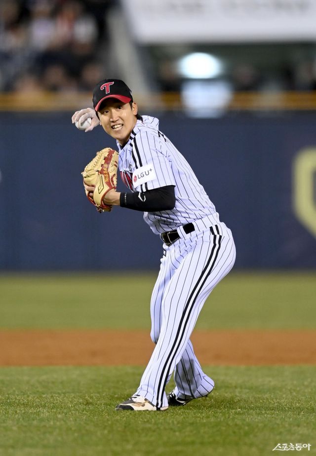 LG 구본혁은 올해도 내야 모든 포지션을 뛰며 100경기 이상을 뛰었다. 어느덧 4시즌 연속 100경기 이상을 뛰며 LG 내야 운영에 상당한 힘을 보탰다. 1군 경험이 풍부한 멀티 플레이어 구본혁의 존재는 LG의 선두 수성에 큰 힘이 되고 있다. 스포츠동아DB