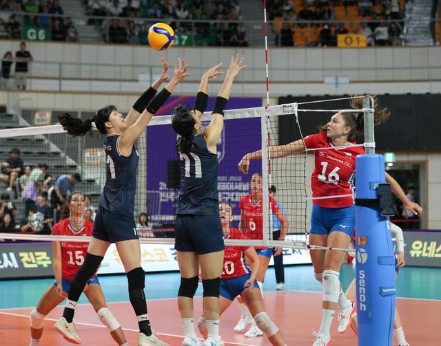 여자배구대표팀 미들블로커 정호영과 문지윤이 17일 진주실내체육관에서 열린 체코와 경기 도중 미카엘라 믈레인코바의 공격을 막기 위해 점프하고 있다. 사진제공｜코리아인비테이셔널 진주국제여자배구대회