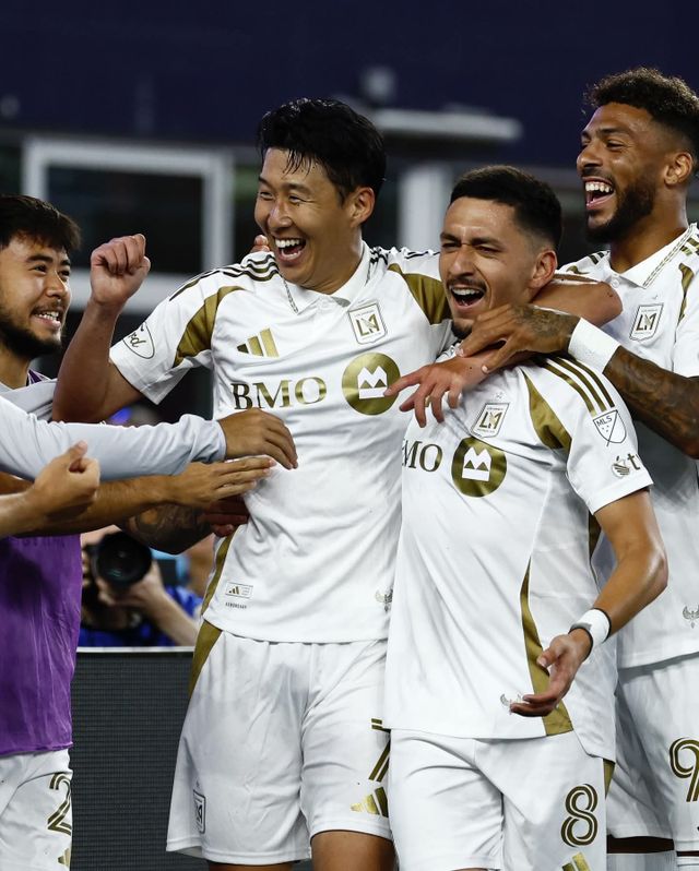 LAFC 손흥민(왼쪽 2번째)이 17일 폭스버러에서 열린 뉴잉글랜드와 MLS 원정경기에서 후반 6분 선제 결승골을 터트린 델가도(8번)을 끌어안고 기뻐하고 있다. 1도움을 포함해 팀의 2골에 모두 관여하며 2-0 승리를 이끈 그는 MLS 사무국이 19일 발표한 정규리그 29라운드 베스트11 포워드 부문에 선정됐다. 사진출처｜LAFC 페이스북