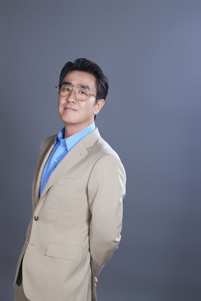 디즈니+ 오리지널 시리즈 ’파인: 촌뜨기들‘에서 양관식 역을 맡은 류승룡이 작품을 ’손 안가는 반찬(캐릭터) 없는 훌륭한 한정식 차림‘에 비교, 적재적소 생생한 캐릭터들의 존재감이 역력한 작품이라 자부했다.