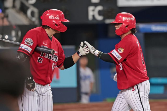 8월 KIA 타선에 힘을 불어넣고 있는 김선빈(오른쪽)과 나성범. 이들은 1989년생 동갑내기 친구로 나란히 전반기 부상을 떨쳐내고 타선에 힘을 보태고 있다. 사진제공｜KIA 타이거즈