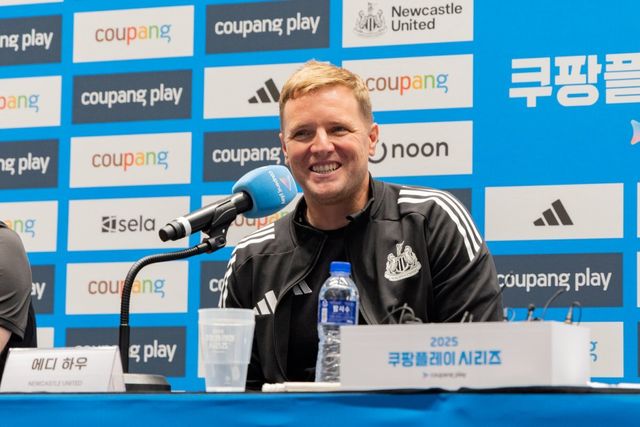 뉴캐슬 에디 하우 감독이 ‘2025 쿠팡플레이시리즈’ 친선경기를 앞둔 기자회견에서 활짝 웃고 있다. 본머스와 뉴캐슬을 이끌며 수차례 마주한 토트넘 영웅 손흥민에 대한 기억도 특별할 수 밖에 없다. 사진제공｜쿠팡플레이