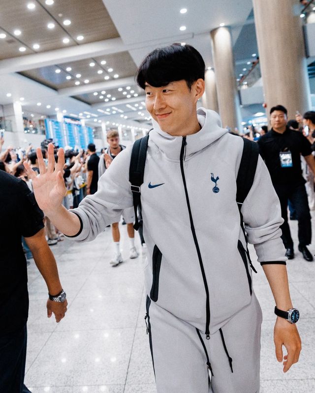 토트넘 손흥민이 뉴캐슬과 프리시즌 아시아투어 친선전을 위해 1일 인천국제공항을 통해 입국하며 여유로운 표정을 짓고 있다. 사진출처｜토트넘 홋스퍼 페이스북