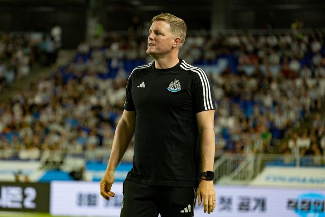 에디 하우 뉴캐슬 감독이 지난달 30일 수원월드컵경기장에서 열린 팀 K리그와 프리시즌 친선경기에서 선수들의 플레이를 지켜보고 있다. 수원｜뉴시스