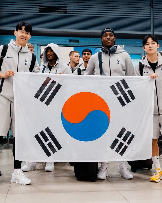 손흥민(왼쪽)과 양민혁이 1일 토트넘 선수단과 프리시즌 아시아 투어를 위해 인천국제공항으로 입국한 뒤 태극기를 들어보이며 포즈를 취하고 있다. 사진출처｜토트넘 홋스퍼 페이스북