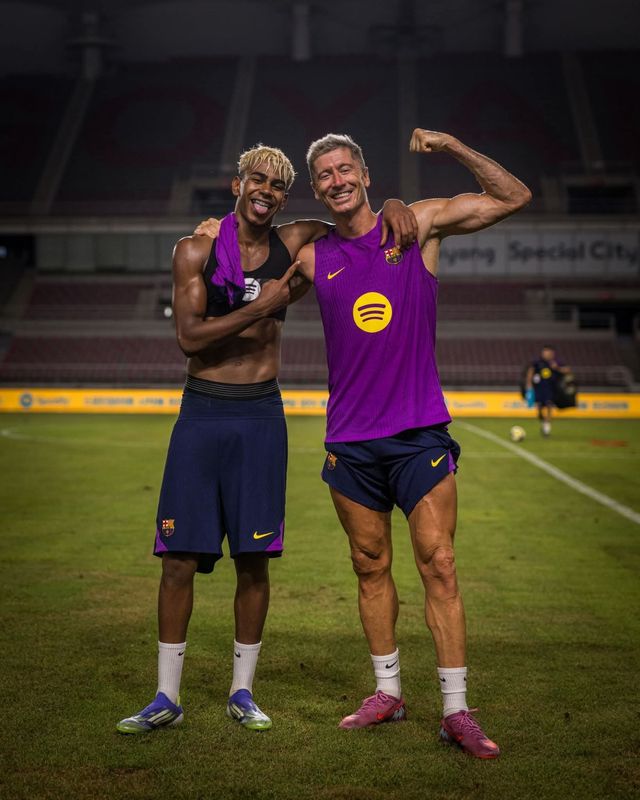 방한 투어 중인 바르셀로나의 라민 야말(왼쪽)과 로베르트 레반도프스키가 훈련을 마친 뒤 활짝 웃고 있다. 바르셀로나는 선수단의 훈련복 뒷면에 콩고민주공화국을 홍보하는 문구를 새길 예정이다. 사진출처｜FC바르셀로나 페이스북