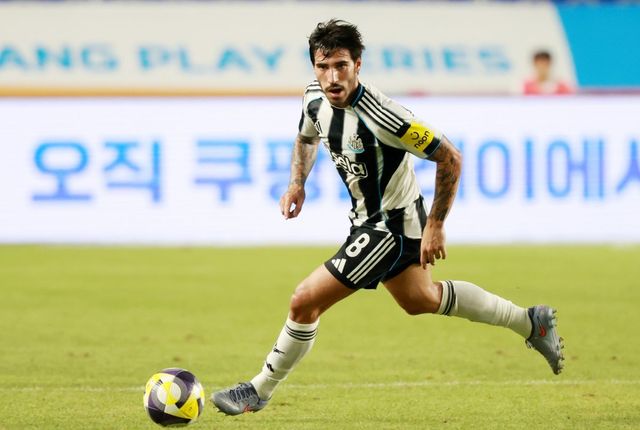 뉴캐슬 미드필더 산드로 토날리가 지난달 30일 수원월드컵경기장에서 열린 팀 K리그와 ‘2025 쿠팡플레이 시리즈’ 친선경기에서 드리블을 시도하고 있다. 수원｜뉴시스