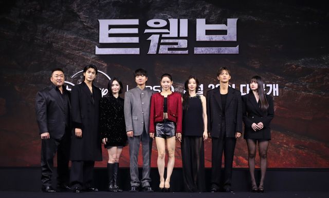 [서울=뉴시스] 김혜진 기자 = 배우 마동석(왼쪽부터), 박형식, 레지나 레이, 성유빈, 안지혜, 이주빈, 서인국, 강미나가 20일 오전 서울 중구 앰버서더 서울 풀만 호텔에서 디즈니+ ‘트웰브’ 제작발표회에서 포즈를 취하고 있다. 2025.08.20. jini@newsis.com