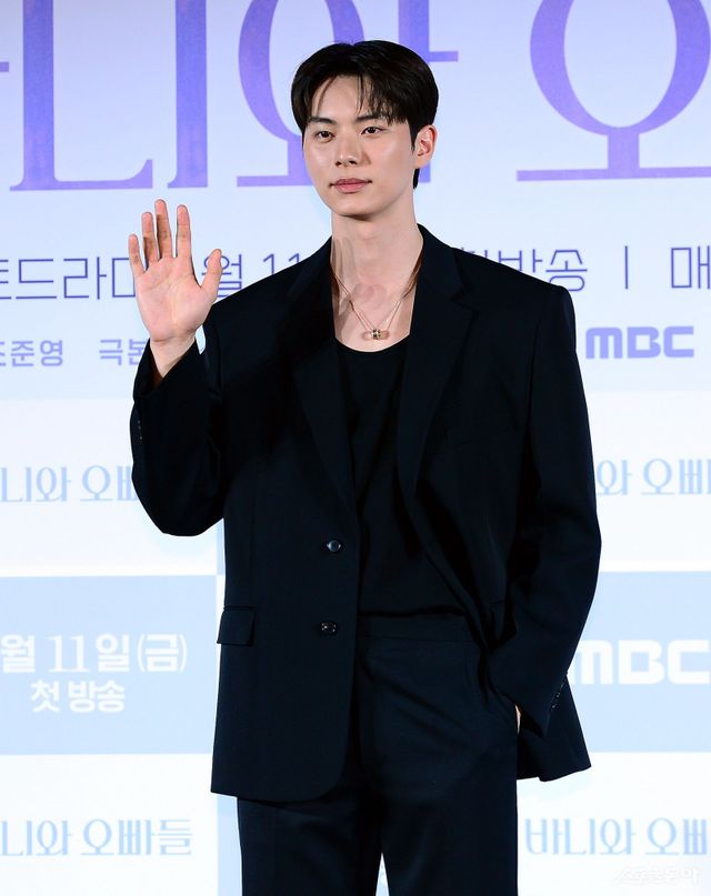 3일 서울 용산구 CGV 용산아이파크몰에서 열린 MBC 새 금토드라마 ‘바니와 오빠들’ 제작발표회에 참석한 이채민이 카메라를 향해 포즈를 취하고 있다.