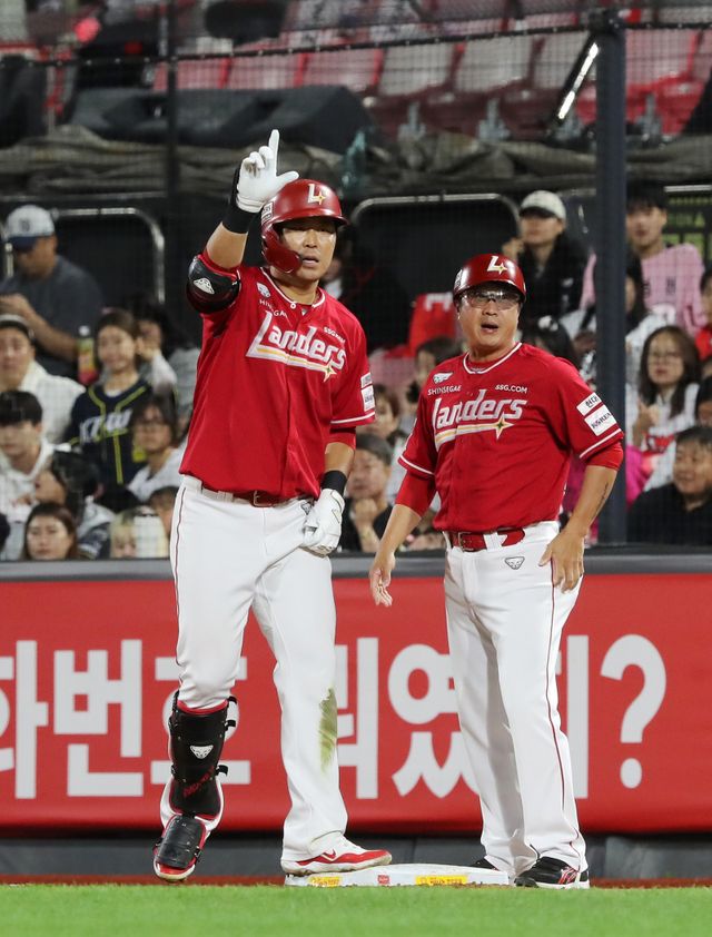 SSG 한유섬(왼쪽). 사진제공｜SSG 랜더스