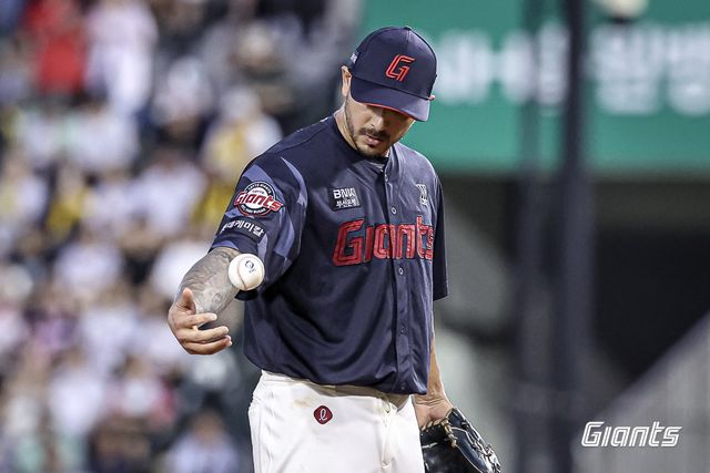 롯데 벨라스케즈는 KBO리그 입성 이후 2경기에서 모두 패전 투수가 됐다. 8이닝에서 8실점 하며 아쉬움을 남겼다. 사진제공｜롯데 자이언츠