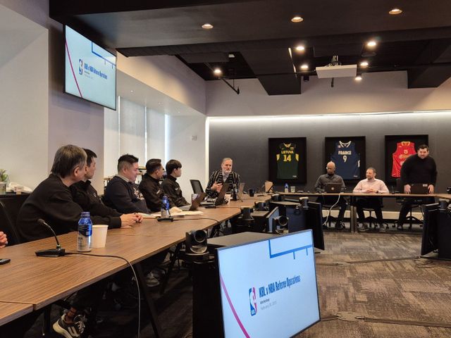 KBL이 NBA 심판 성장 및 훈련 부문 수석 부사장인 몬티 맥커친(왼쪽 위)을 초청해 26부터 29일까지 심판 교육 캠프를 진행한다. 사진제공｜KBL