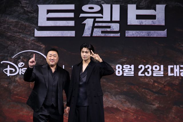 [서울=뉴시스] 김혜진 기자 = 배우 마동석(왼쪽), 박형식이 20일 오전 서울 중구 앰버서더 서울 풀만 호텔에서 디즈니+ ‘트웰브’ 제작발표회에서 포즈를 취하고 있다. 2025.08.20. jini@newsis.com