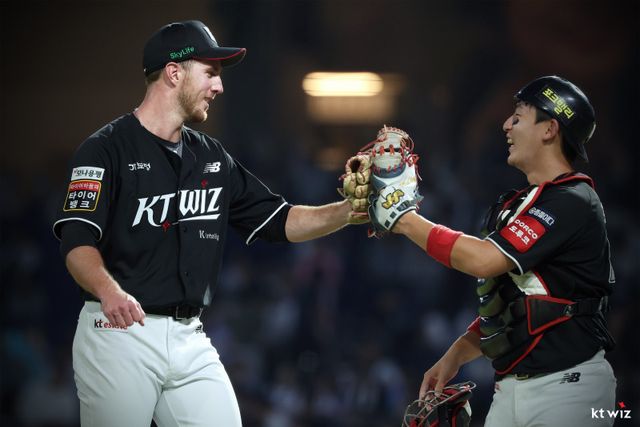 KT 패트릭(왼쪽)은 KBO리그 입성 이후 6경기에서 ERA 2.03으로 선발진에 힘을 보태고 있다. 이닝 소화 능력을 좀 더 높여야 한다. 사진제공｜KT 위즈