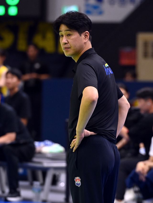 KOVO가 폭행 혐의를 받고 있는 김종민 한국도로공사 감독의 징계 여부를 보류했다. 20일 서울 상암동 KOVO 대회의실에서 상벌위원회를 열어 김 감독과 박종익 수석코치가 제출한 자료와 소명 내용을 검토했지만, 양측의 주장이 상반됐기 때문이다. 추후 사법기관의 조사 결과에 따라 상벌위를 다시 열 계획이다. 스포츠동아DB